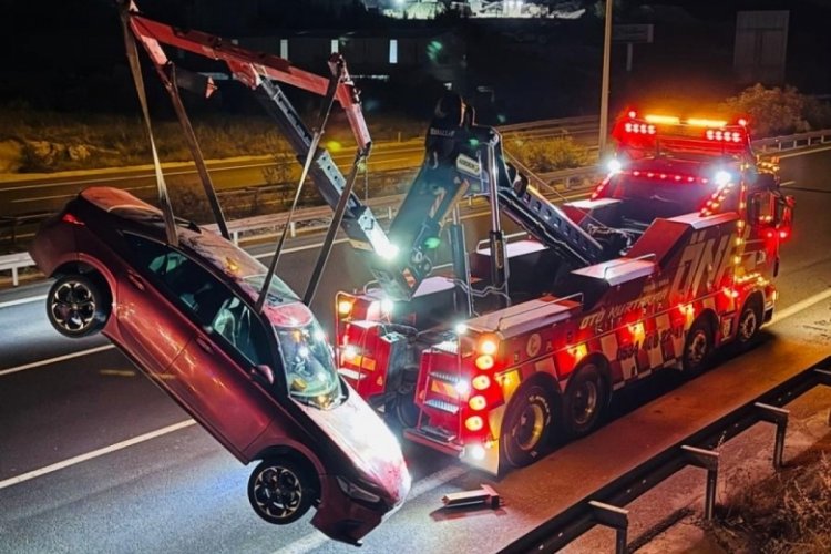Bursa yolunda korkutan kaza! Bariyerlere çarparak durabildi...