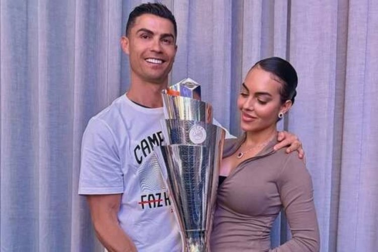 Cristiano Ronaldo'dan hem kupa hem aşk pozu