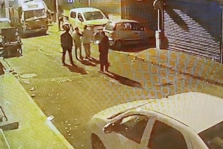 Arkadaşına sinirlenip, park halindeki aracın camını patlattı