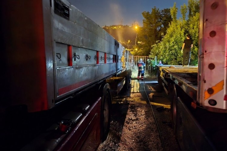 Park halindeki TIR dorseleri ateşe verildi