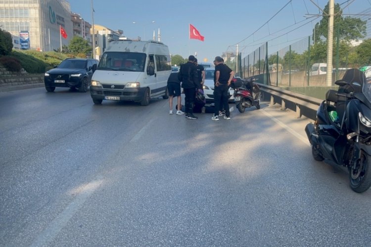Bursa'nın en işlek yolunda motosikletler birbirine girdi!