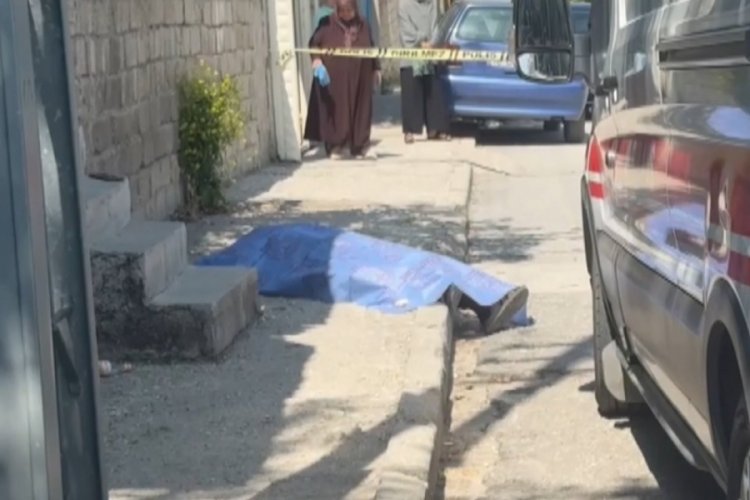 71 yaşındaki bir kişi kaldırımda ölü bulundu