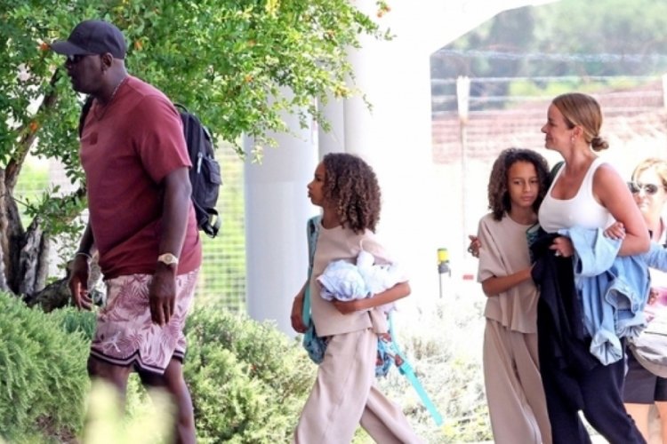 Michael Jordan, eşi ve ikiz kızlarıyla Sardunya tatilinde