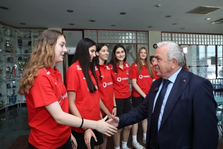 Başkan Şadi Özdemir'den filenin genç sultanlarına motivasyon ziyareti