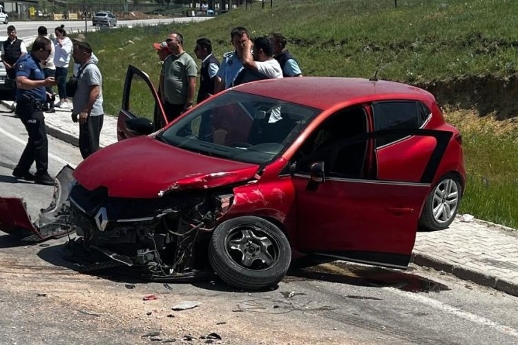 Kamyon ile otomobil çarpıştı: Birçok kişi yaralandı