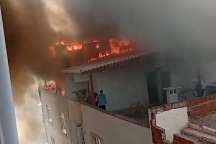 Bursa'da korku dolu anlar! Çatı katı alevlere teslim oldu