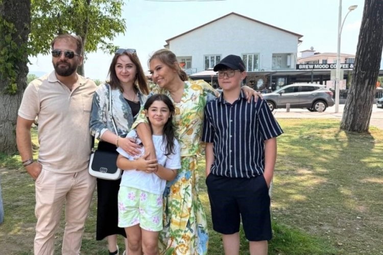 Demet Akalın, sahnede göz yaşlarına boğduğu küçük hayranıyla buluştu