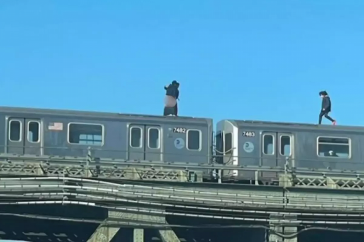Akılalmaz! Hareket halindeki trenin üstünde yaptıkları mide bulandırdı...