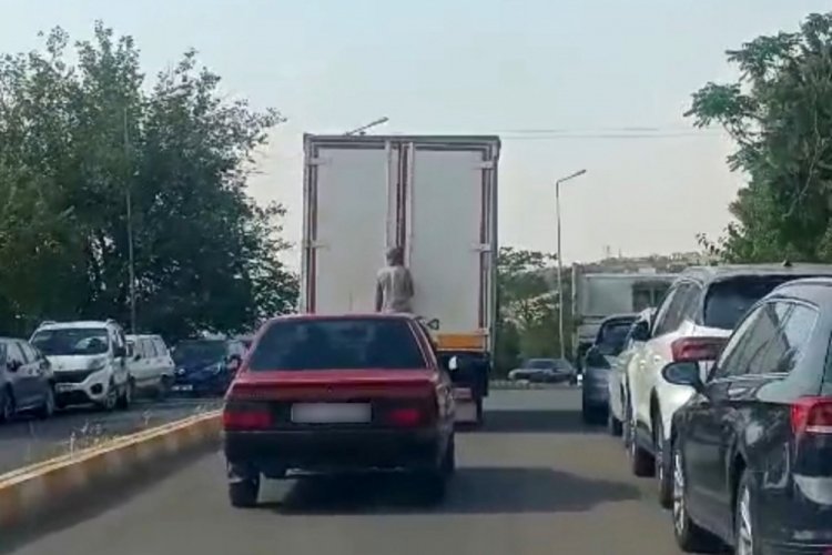 Kamyonetin arkasında tehlikeli yolculuk