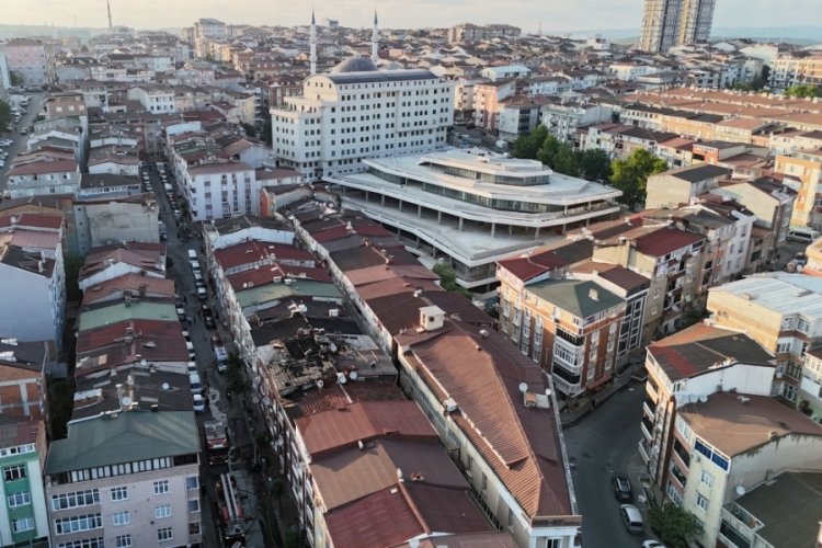 Çatı yangını yan binalara sıçradı: Yanan çatılar dronla görüntülendi