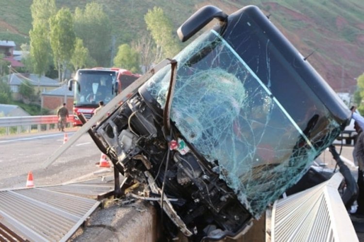 Yolcu otobüsü refüjü aşıp yan yattı: 3 kişi ağır yaralandı