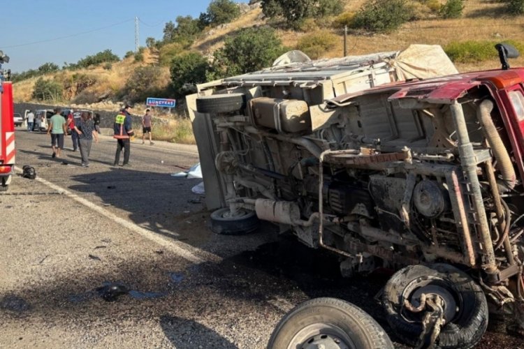 Kamyonet ile otomobil çarpıştı: Ölü ve yaralılar var
