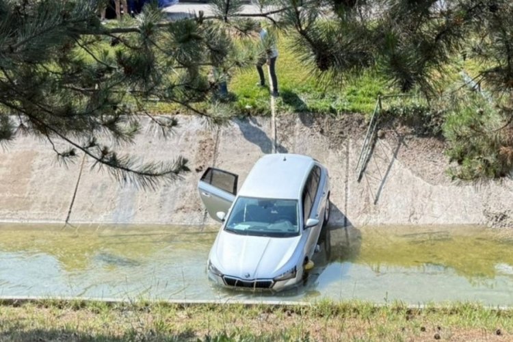 Otomobil sulama kanalına uçtu