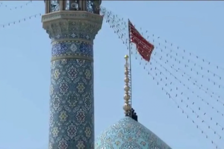 İran'da cami kubbesine "intikam bayrağı" çekildi