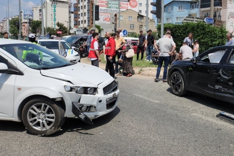 Bursa'da ışıklar söndü araçlar çarpıştı! Yaralılar var...