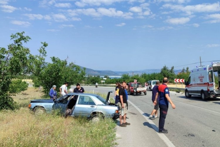 Lastiği patlayan otomobil yoldan çıktı: 1 yaralı