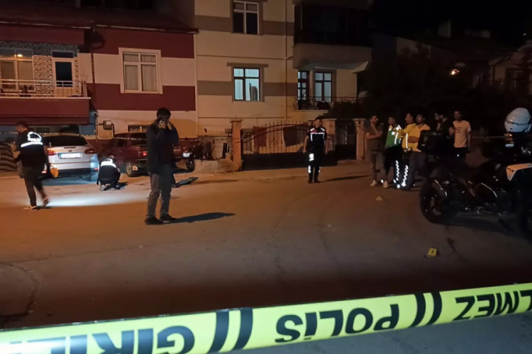 Gece yarısı ortalık karıştı: Sevgilisinin babası ve ağabeyine acımadı!