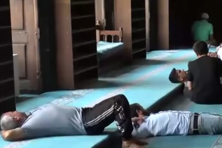 Sıcaktan bunalanlar camiye akın etti