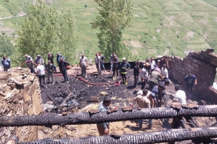 Van'da evde çıkan yangında dumandan zehirlenen çocuk hayatını kaybetti