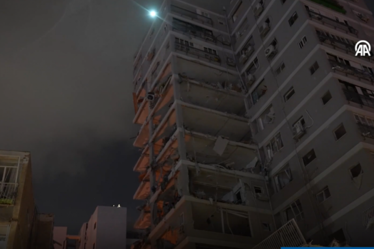 Tel Aviv'de 14 katlı binaya füze isabet etti!