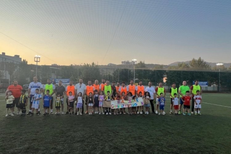 Babaları sahada çocuklar ise tribünde ter döktü