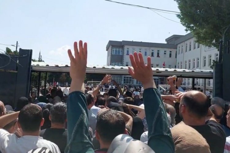 Sınava giren çocuklarını görmek için yarıştılar