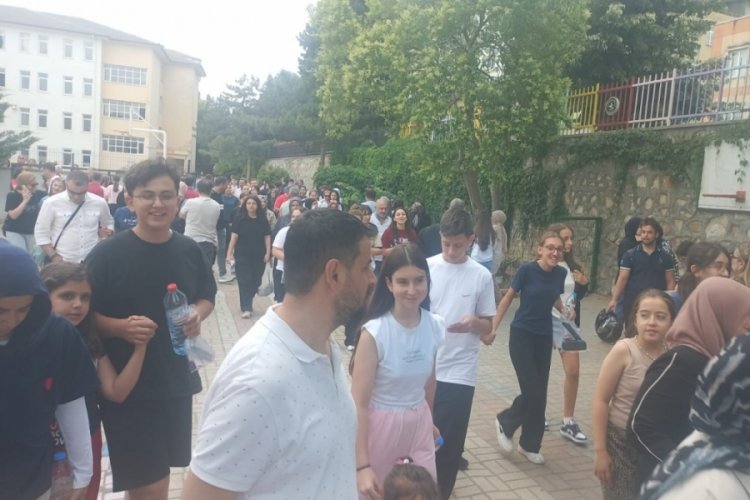Bursa'da LGS Heyecanı! Öğrenciler içeride, Veliler okul bahçelerinde ter döktü...