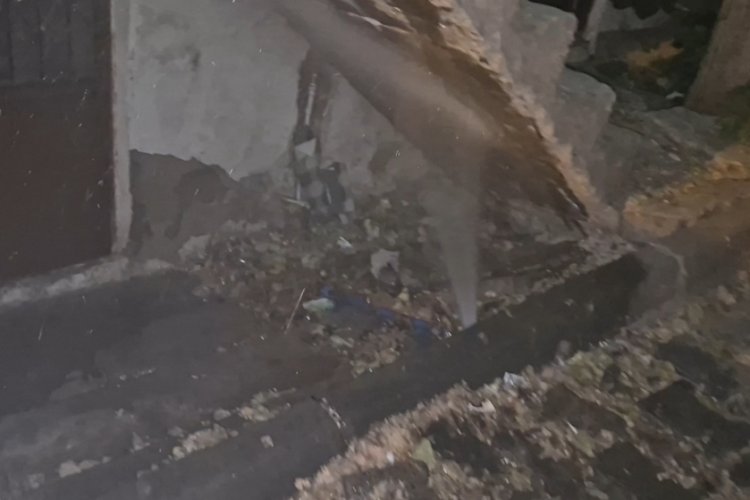 Sokaktan eve bağlanan su hattı patladı