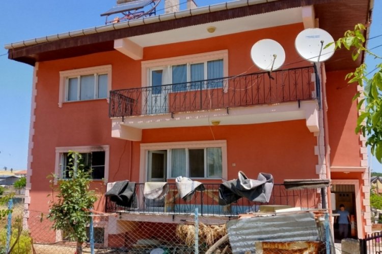 Evde çıkan yangında 3 kişi dumandan etkilendi