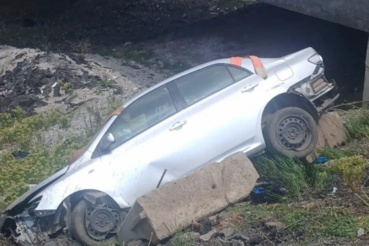 Bolu geçişinde otomobil köprüden uçtu