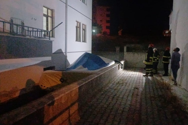 3 katlı binanın çatısına çıkan şahıs ortalığı birbirine kattı
