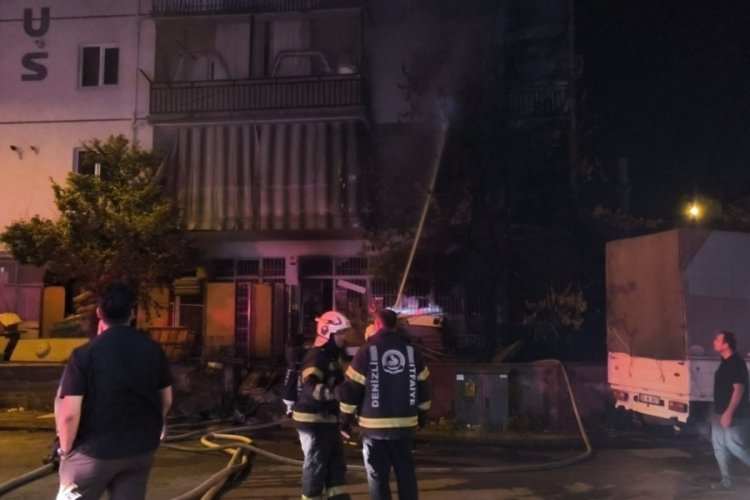 Ağaçta çıkan yangın binaya sıçradı