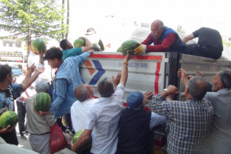 30 ton karpuzu bedava dağıttı