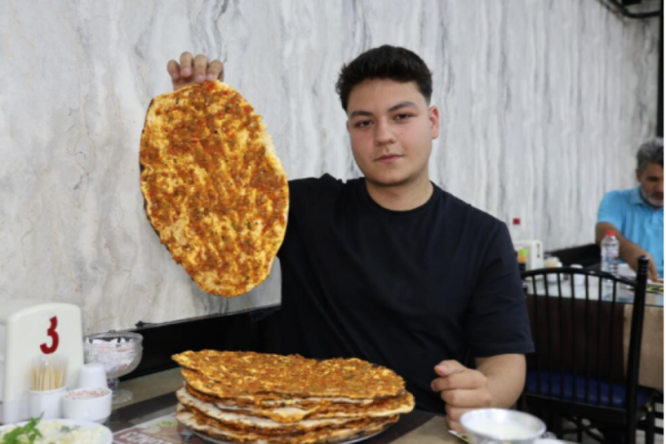 Görenler hayret ediyor! Bir oturuşta 15 lahmacun yiyebiliyor!