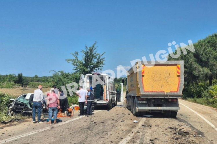 Bursa'da feci kaza! Araç içinde sıkıştı