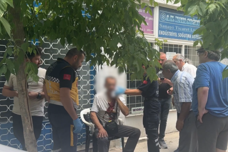 Bursa'da yolun ortasında boğazından bıçaklandı!