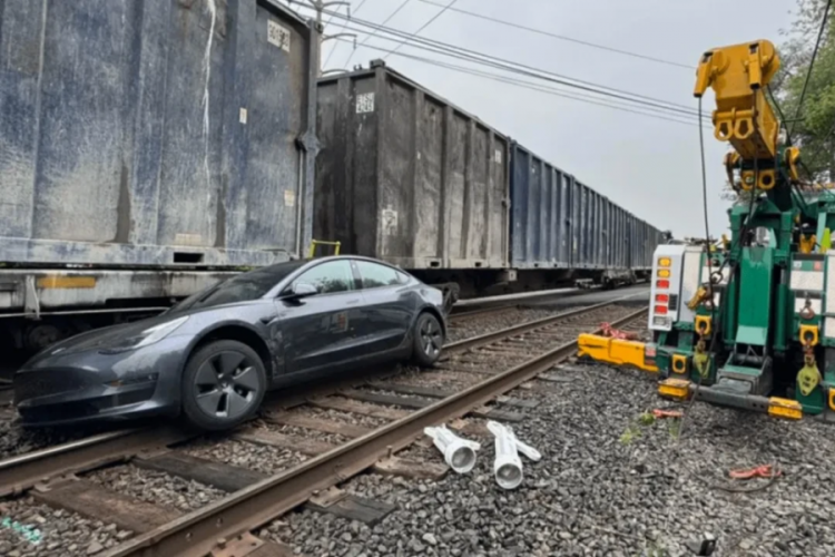 Otonom sürüşteyken tren raylarına sıkışan Tesla, facianın eşiğinden döndü