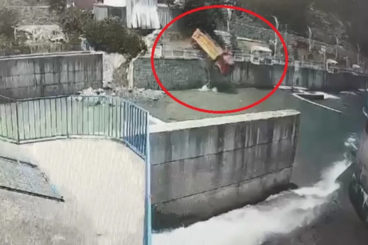 Park etmeye çalışırken dereye uçtu