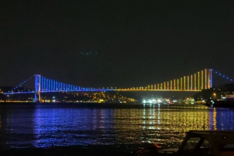 Köprüler sarı-lacivert renklerle ışıklandırıldı