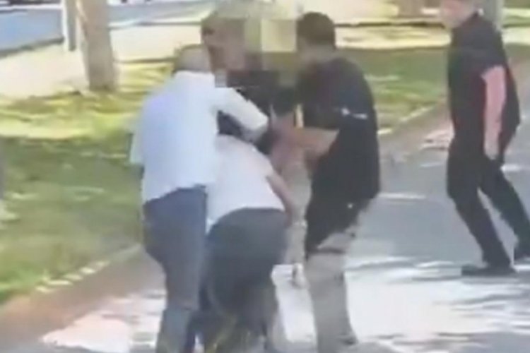 İnfial yaratan görüntüler! Trafikte tartıştığı kişiyi kemerle boğmaya çalıştı