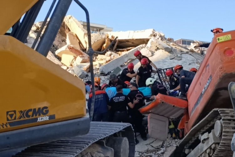 Çöken binadan iş makinesi operatörünün cansız bedeni çıkarıldı