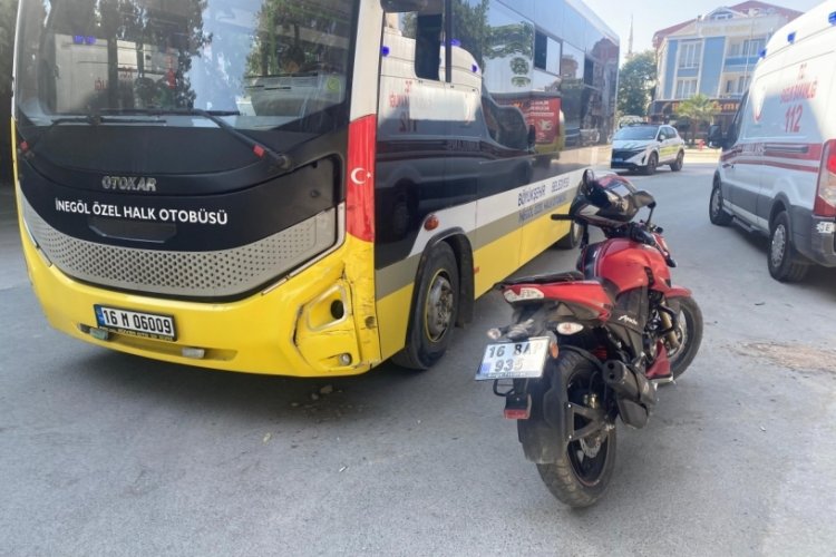 Bursa'da otobüs ile motosikletin kazası kamerada