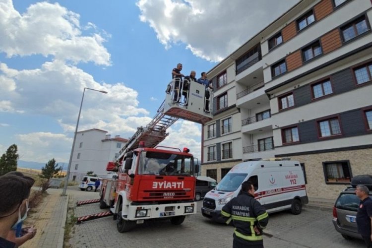 Arkadaşına intihar edeceğini söyledi, polis ve itfaiye balkondan girerek kurtardı