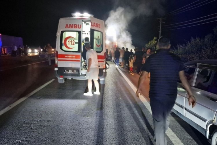 Yarış yaparken farları yanmayan otomobile çarpan motosikletler paramparça oldu: 1 ölü