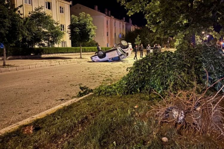 Feci kaza! Sürüklenen araç ağacı kökünden söktü