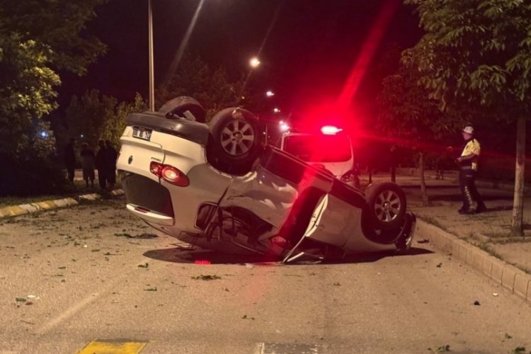 Erzincan'da otomobil ağaca çarptı: 3 yaralı