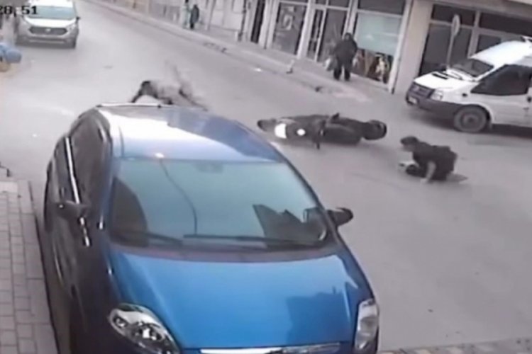 Bursa'da saniye saniye kaza! Ortada çarpıştılar