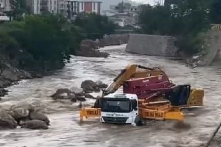 İş makineleri suyun ortasında kaldı
