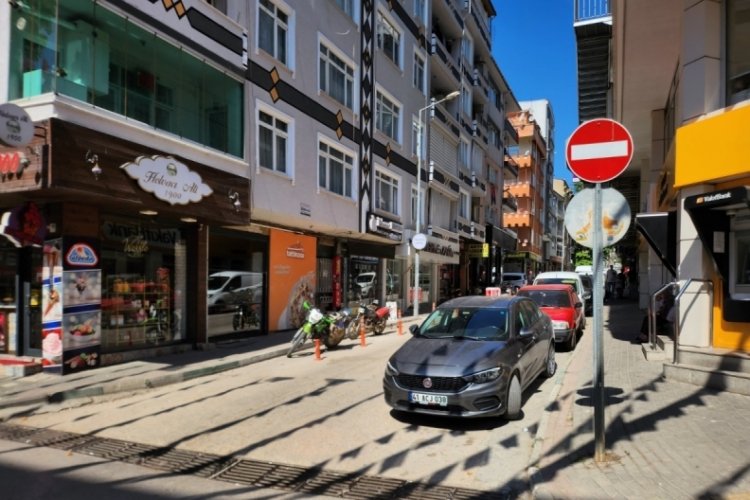 Bursa'da bir garip tabela! Kimse fark etmiyor...