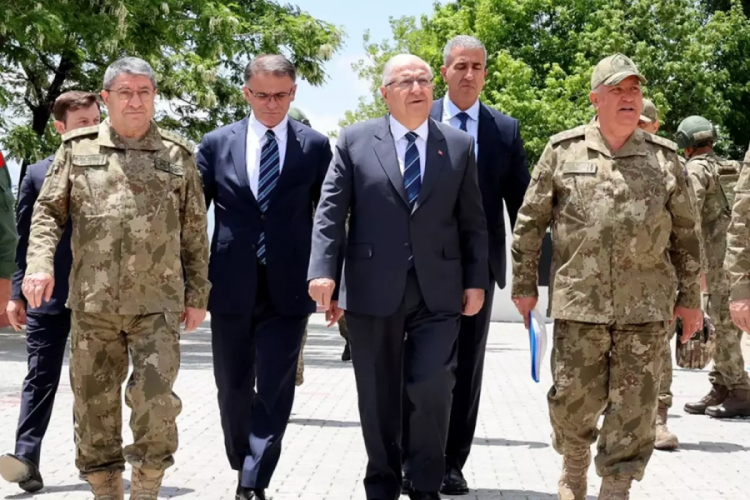 Milli Savunma Bakanı Yaşar Güler, İran sınırına çıkarma yaptı